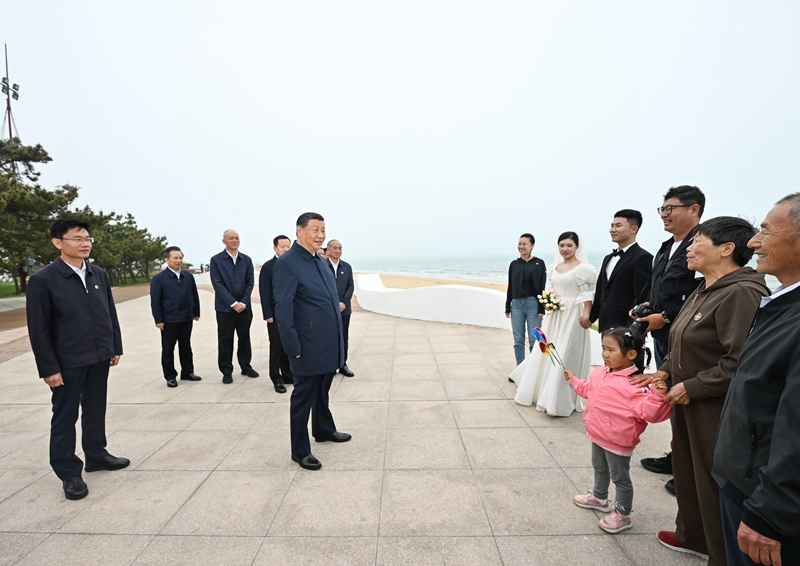 5月22日至24日，中共中央總書記、國家主席、中央軍委主席習(xí)近平在山東考察。這是22日下午，習(xí)近平在日照市陽光海岸綠道同市民親切交流。